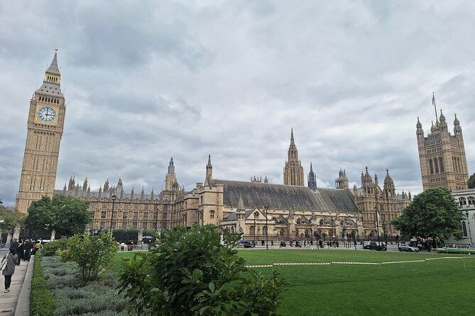 2 Hour Walking Tour from Buckingham Palace to Big Ben - Buckingham Palace: Big Royal Photos Plus Real Timing