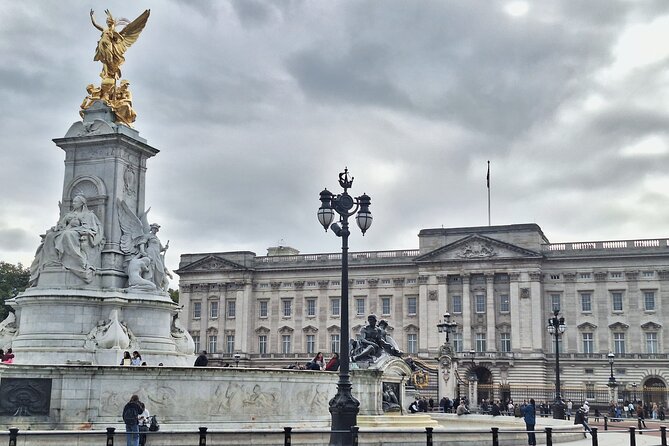 2 Hour Walking Tour from Buckingham Palace to Big Ben - Green Park and Clarence House: The Quiet Breather Before Whitehall