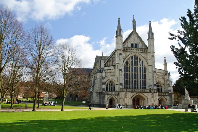 3-Day Isle of Wight and the Southern Coast Small-Group Tour from London - Runnymede National Trust and the Magna Carta story behind the meadow