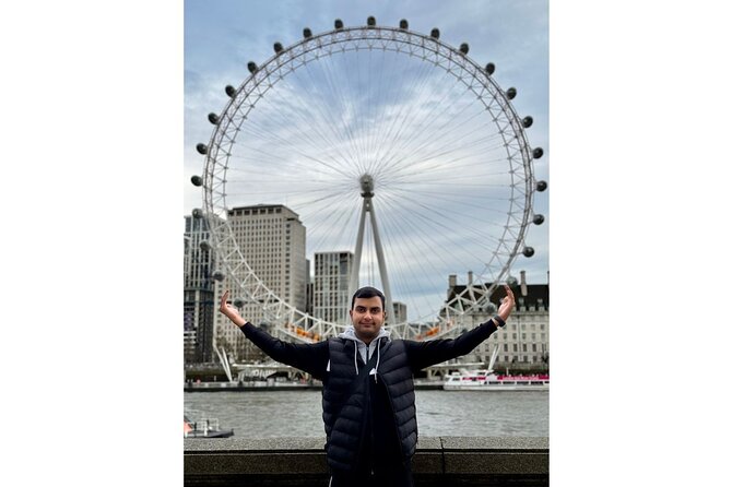 30 Major London Attractions Walking Tour With Photos - The green space with a lake, pelican feeding, and ceremonial displays