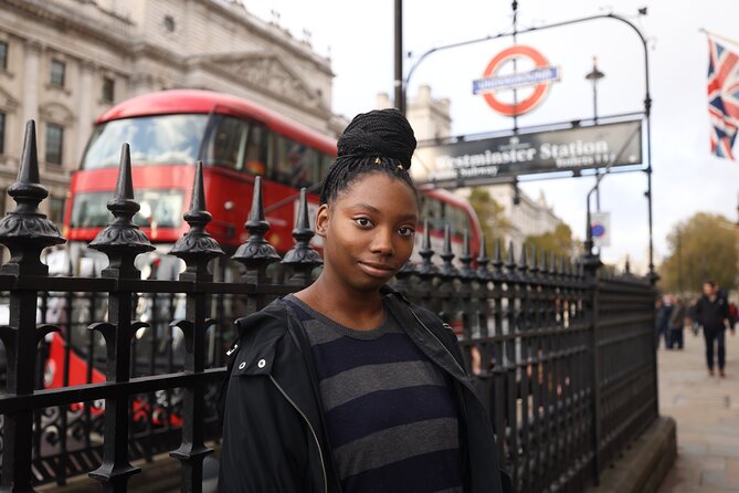 60-Minute Private Photoshoot Tour near Bigben and London Eye - Stop 3: the cross-bridge mix, plus the bus-red-light moment