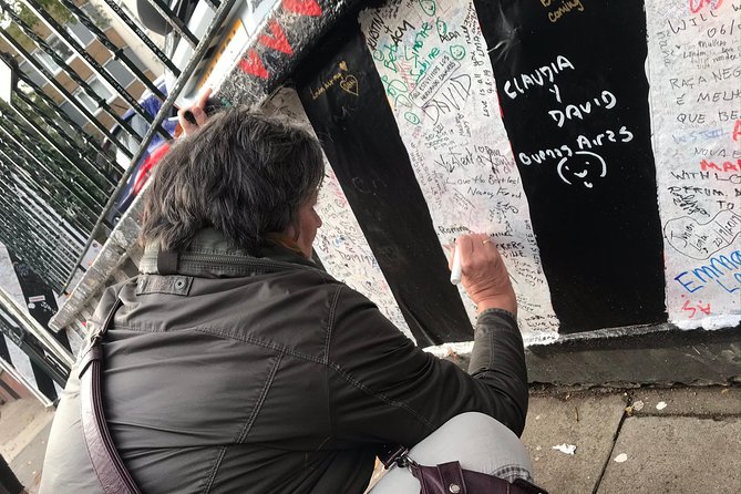A Beatles London taxi tour and sightseeing experience - Stop 5: The White Cube in Mason’s Yard and John and Yoko’s first meeting