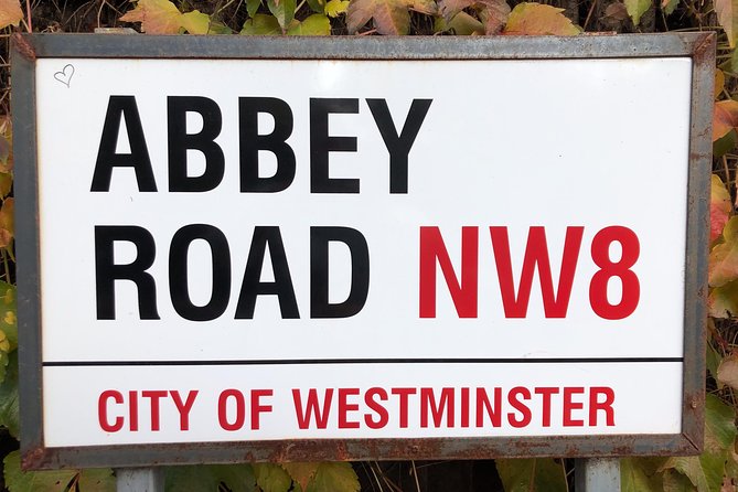 A Beatles London taxi tour and sightseeing experience - Your guide and taxi setup in a London black cab