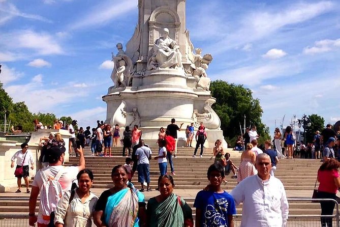 A Royal London Private Taxi Tour - How the tour keeps walking light while still giving you moments to stop