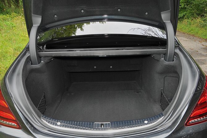Arrival by Luxury Car from Heathrow Airport LHR to Central London - Timing: The 50 Minutes to 1 Hour 10 Minutes Window