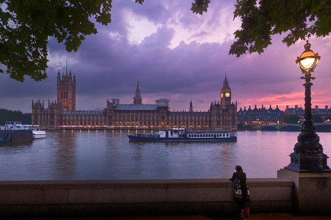 Best of London Private Walking tour, 3hours - Waterstones on Trafalgar Square: where the day starts