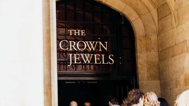 Best of London: Tower of London, River Cruise & History Walk - Getting to the Tower of London shop without losing time