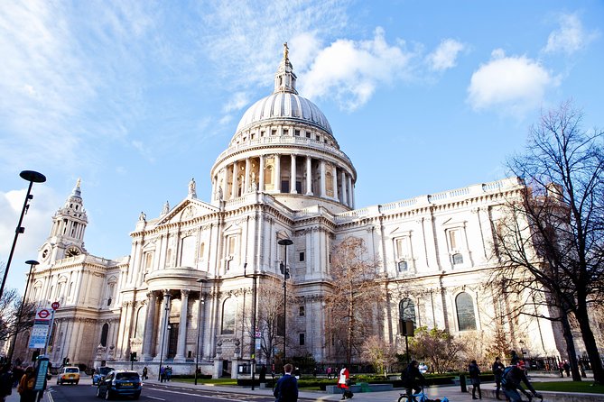 Black Taxi Tour of London: Classic Sightseeing Bespoke & Fun - Buckingham Palace exterior: photos plus the royal backstory