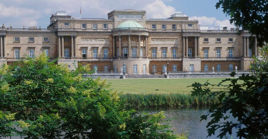 Buckingham Palace and Stonehenge Tour - The coach ride through London: Trafalgar Square and Piccadilly glimpses