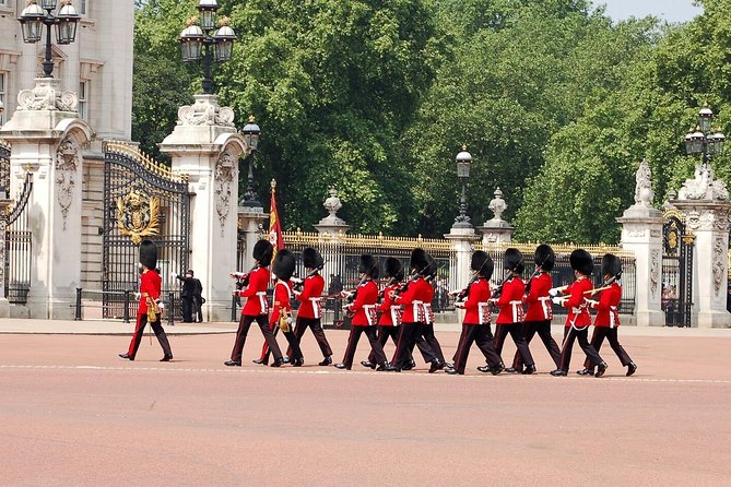 Buckingham Palace and Vintage Bus Tour of London - Thames River Cruise: Where the Skyline Finally Breathes
