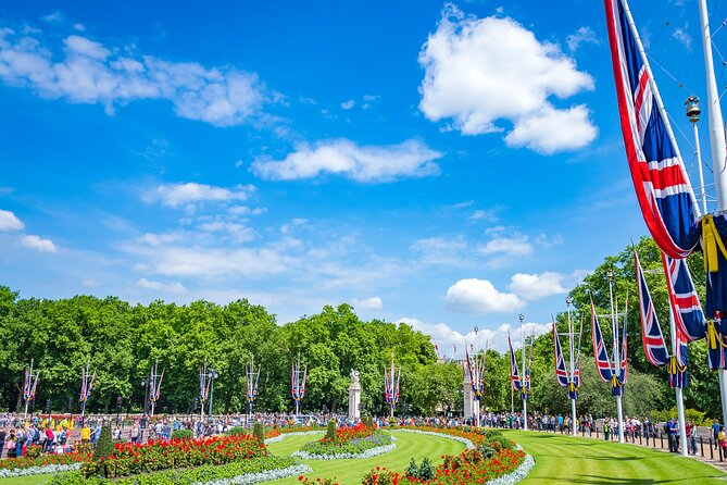 Buckingham Palace Exterior and Royal History Private Tour - St James Palace and the Queen Victoria Memorial: classic grandeur, explained