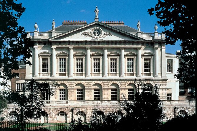 Buckingham Palace, St James Palace & Tea at Kensington Palace - Buckingham Palace’s site story, plus the Wellington Arch royal route
