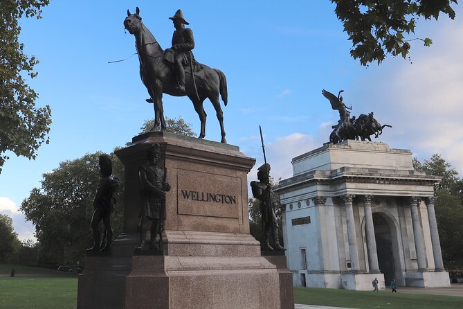 Buckingham Palace, St James Palace & Tea at Kensington Palace - The guide and the small-group setup that make this work