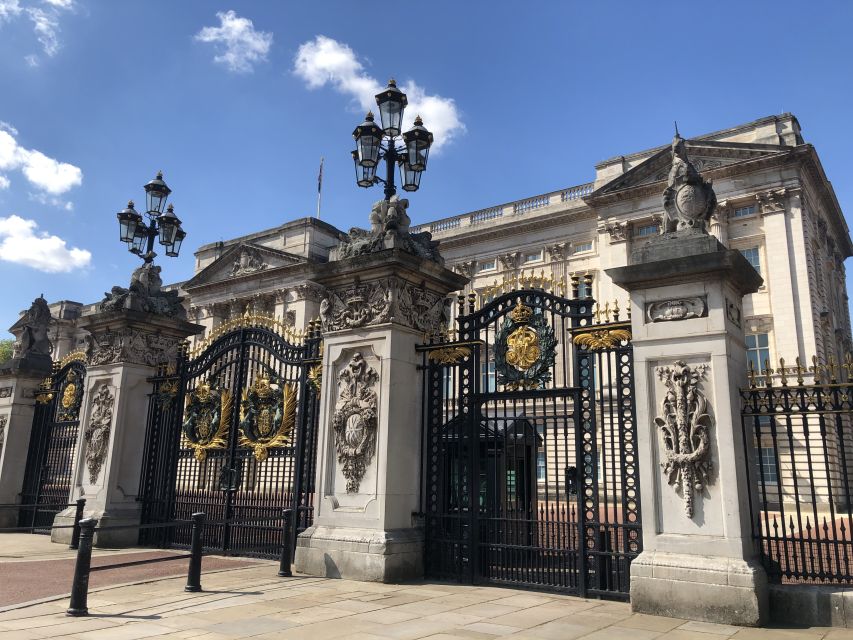 Buckingham Palace Visit and Changing of the Guard Tour - Finding Your Meeting Spot at Edward VII’s Equestrian Statue