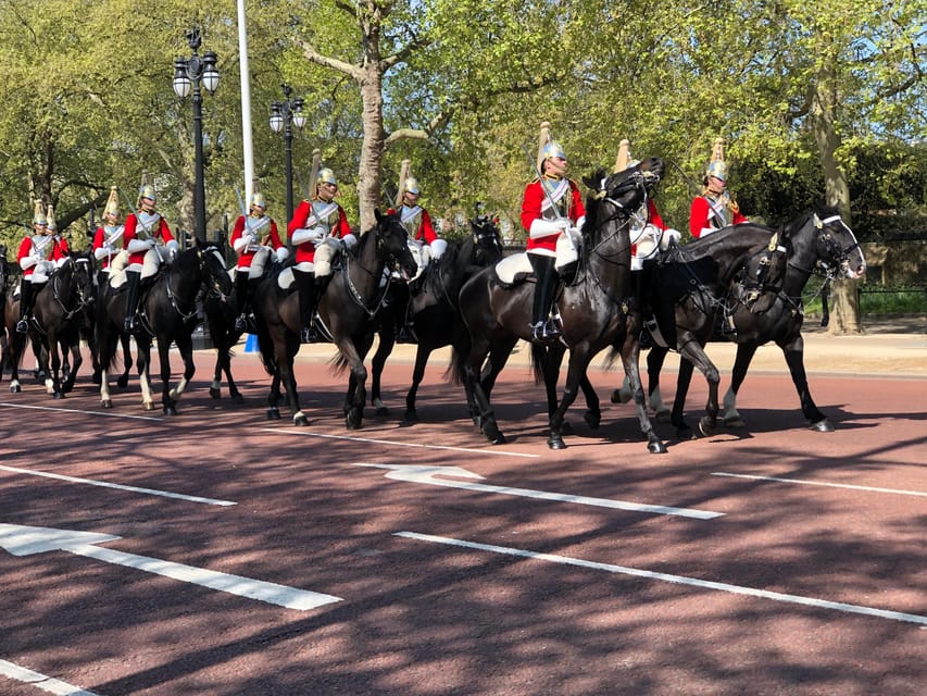 Buckingham Palace Visit and Changing of the Guard Tour - State Rooms Highlights: What You’ll Notice Once You’re Inside