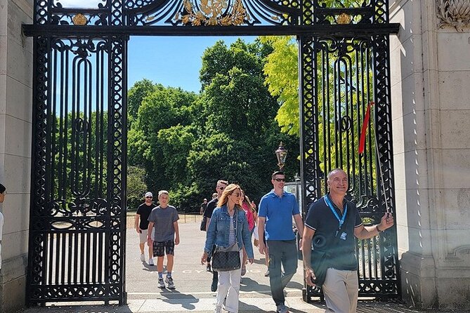 Buckingham Palace: Walking Tour with Entry & Audio Guide - Which guides make this tour feel special