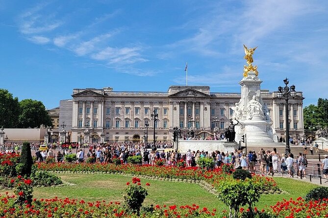 Buckingham Palace: Walking Tour with Entry & Audio Guide - The guide gets you to the right door—then steps back