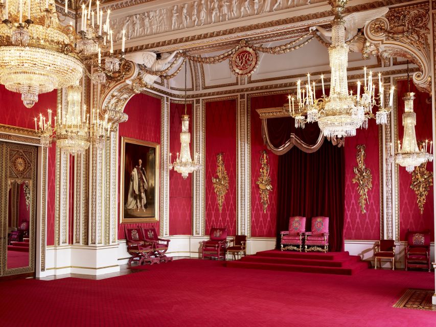 Buckingham Palace & Windsor Castle: Full-Day Tour - The Palace to Windsor transition: the 15-minute walk you should not ignore
