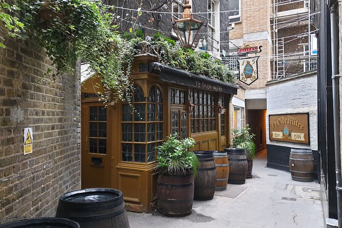 Burnings, Butchery & Black Death: A Walking Tour of London's Bloody Past - Stop 4: Cloth Fair, a Quiet Alley with a Noisy Past