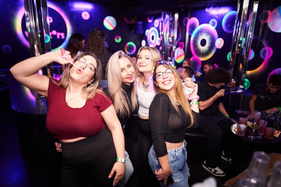 Camden Pub Crawl & Bar Tour London - The rules that catch people off guard: ID, shoes, and smart-casual