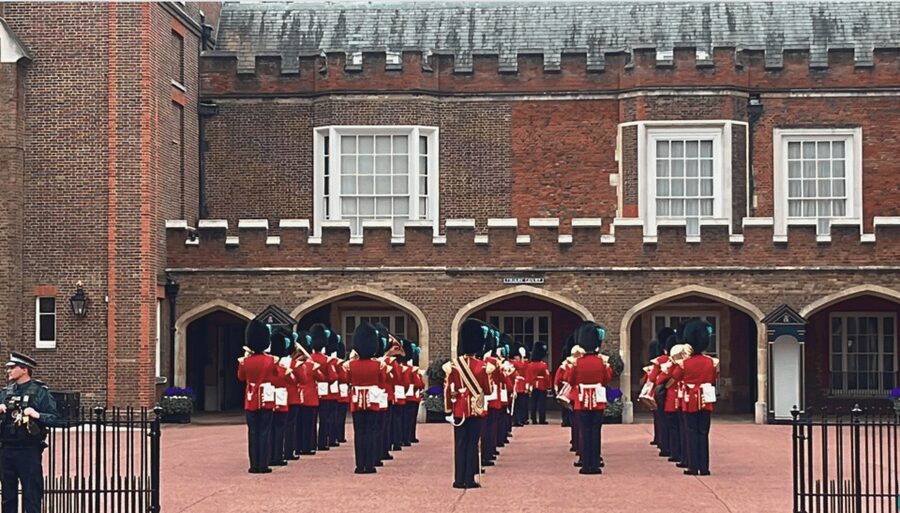 Changing of the Guard at Buckingham Palace - Buckingham Palace: the big photo moment, guided