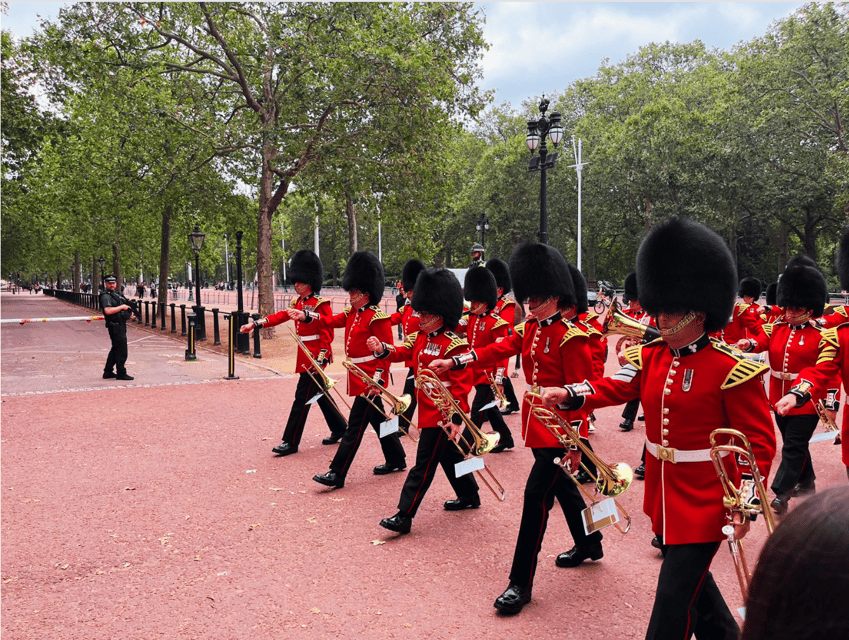 Changing of the Guard at Buckingham Palace - Clarence House and the Mall: how to read the route like a pro
