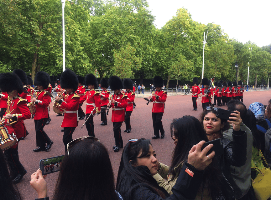 Changing of the Guard at Buckingham Palace - Crowd strategy and photo tips that actually matter