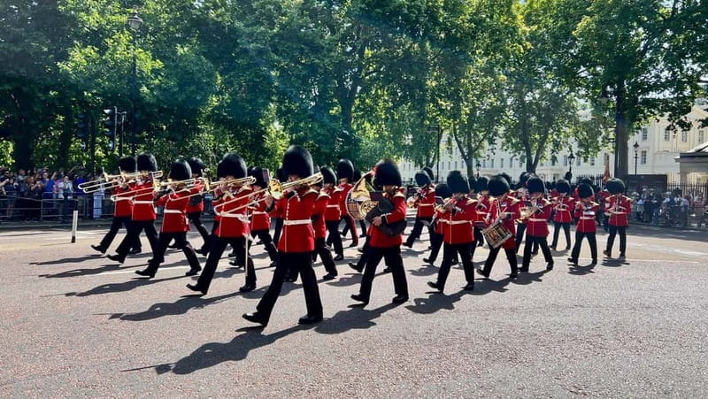 Changing of the Guard at Buckingham Palace Walking Tour - Meeting at Edward VII: start location and how to not lose the group