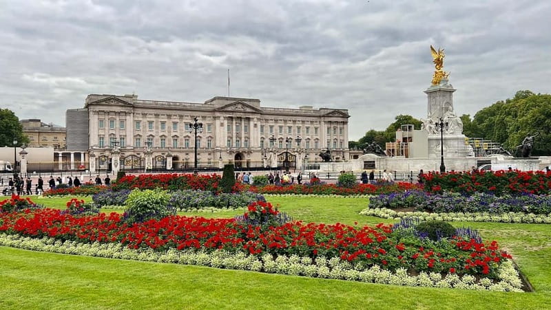 Changing of the Guard at Buckingham Palace Walking Tour - Music, the 10:30 AM change, and what happens if things alter
