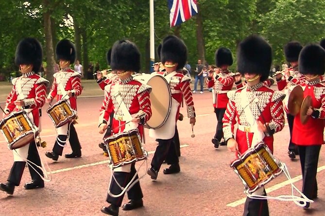 Changing of the Guard & Buckingham Palace Guided Tour Small Group - Stop-by-Stop: Green Park, St. James’s Palace, and Buckingham Palace