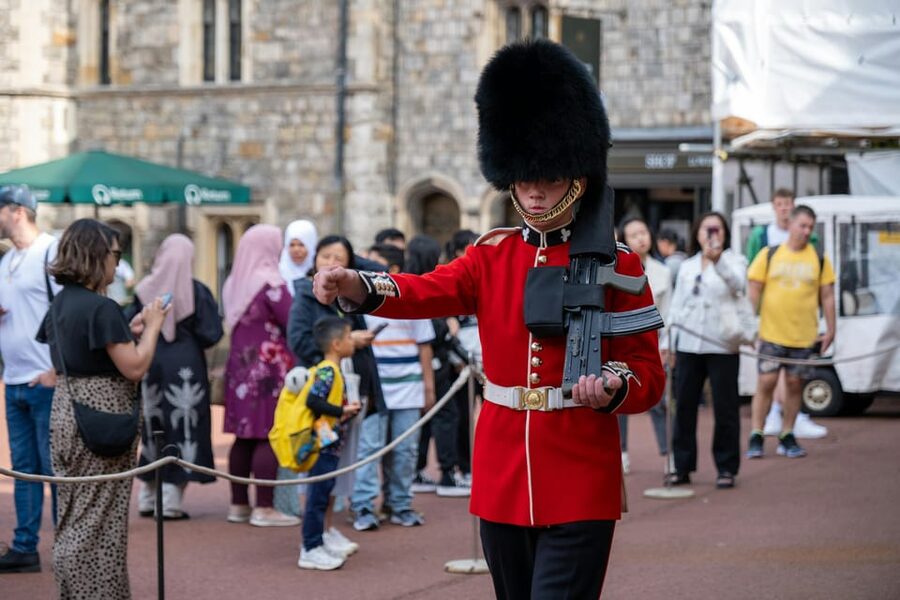 Changing of the Guard Experience in London - Westminster Abbey: linking royal pageantry to the national story