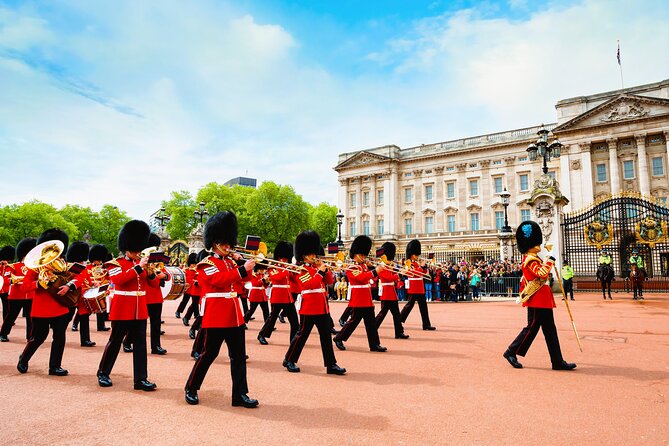 Changing of the Guard Guided Tour at Buckingham Palace - Changing of the Guard, but guided to the good angles