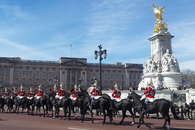 Changing of the Guard Guided Walking Tour in London - St James’s Palace Stop: Waiting Without Wasting Time