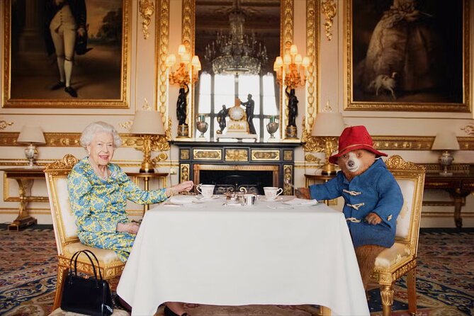 Changing of the Guard & Royal Food Tour with 15+ Tastings - A food tour built around the Changing of the Guard timing