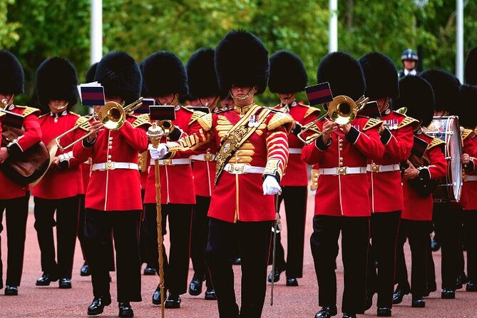 Changing of the Guard Walking Tour in London at Buckingham Palace - Meeting at Victoria Palace Theatre and keeping your day on track