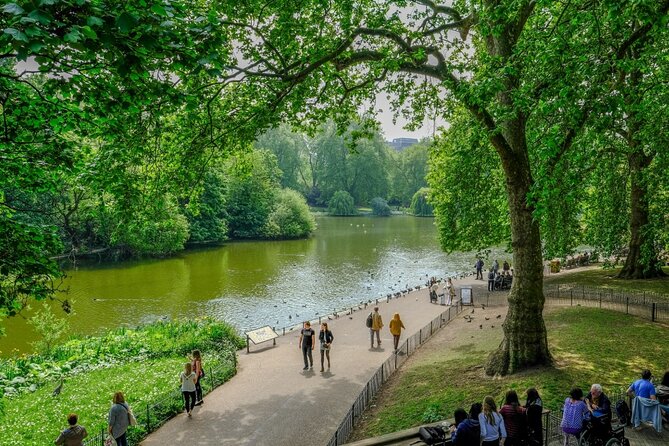 City Hike London (with Borough Market Lunchbreak) - Waterloo to the Thames: follow the graffiti shortcut