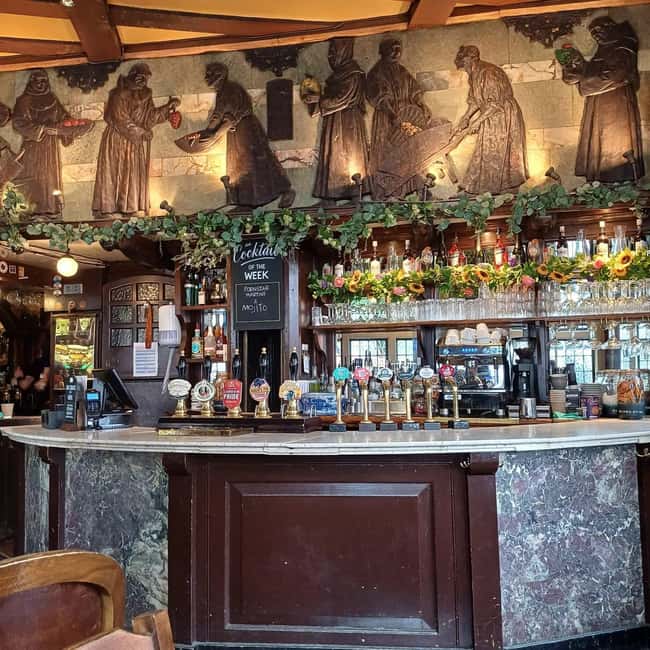 City of London: Historic Pub Walking Tour - Ye Olde Cheshire Cheese: Dickens and Johnson in a 1538 pub