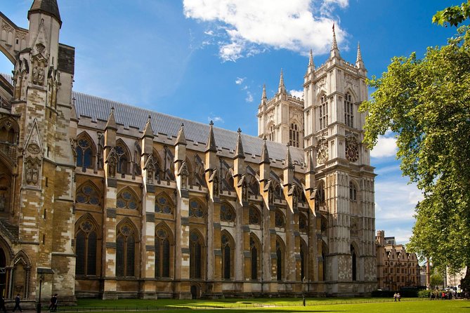 Classic London Tour & Changing the Guards— History In Action - Churchill War Rooms and the WWII command-center story you’ll remember