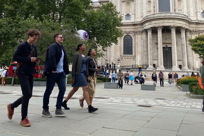 Colombia's Finest Outdoor Murder Mystery London - Clue hunting with an interactive map and virtual contacts