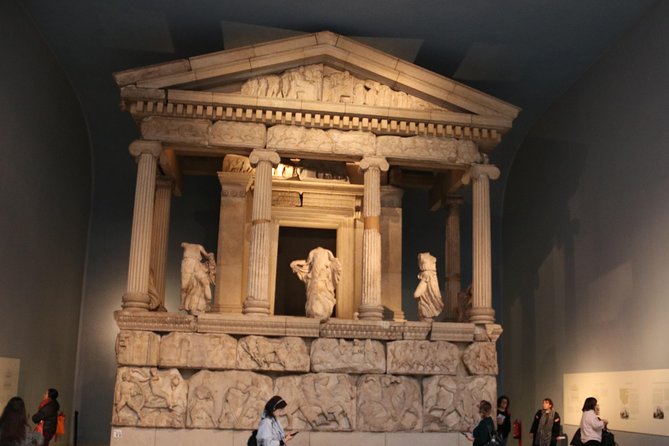 Crash course in archaeology at the British Museum - Rossa and the archaeologist style: stories, finds, and translations