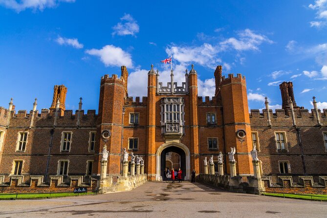 Dark History of the Tudors: Private Tour of Hampton Court Palace - Getting to Hampton Court: The V Class Mercedes Advantage