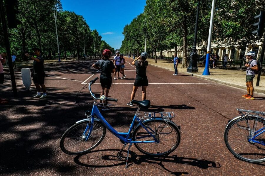 Destination London: E-Bike Tour - Battersea Park, Chelsea, and South Kensington: a ride through classy streets