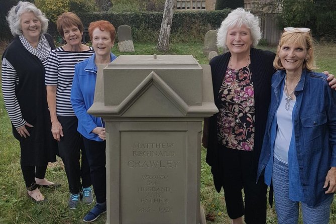 Downton Abbey and Castle Taxi Tour from London with Hotel Pickup - Cotswolds villages and an old English pub lunch break