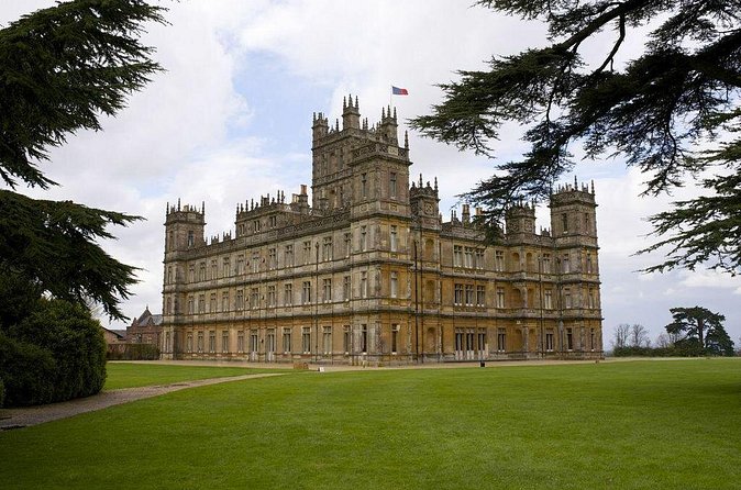 Downton Abbey and Highclere Castle Tour from London - Bampton in the Cotswolds: the village walk that feels like a scene
