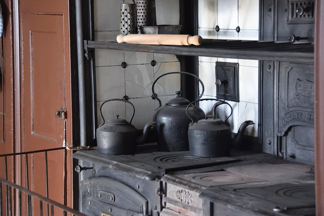 Downton Abbey Town and Country Tour from London by Private Black Taxi - Stop 1: Cogges Manor Farm and Yew Tree Farm Connections