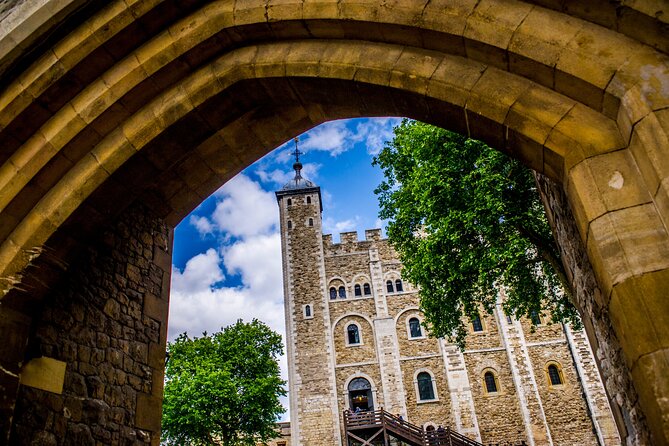 Easy Access Tower of London Crown Jewel Torture and Executions - Tower Hill start and getting into the Tower on time