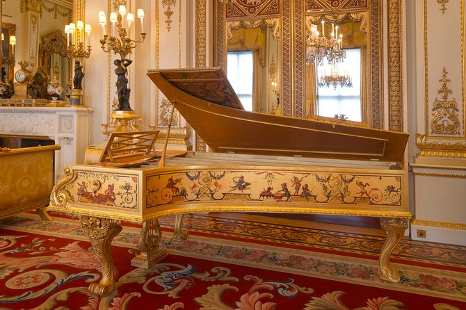 Enter Buckingham Palace & See The Main Westminster Sights Tour - Trafalgar Square to Nelson’s Column: More Than a Big Photo Stop