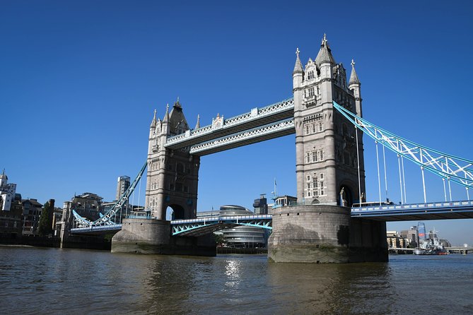 Explore Tower Bridge & London's Top 30 Landmarks Tour - Buckingham Palace and Green Park: royal stories plus a photo-ready stop