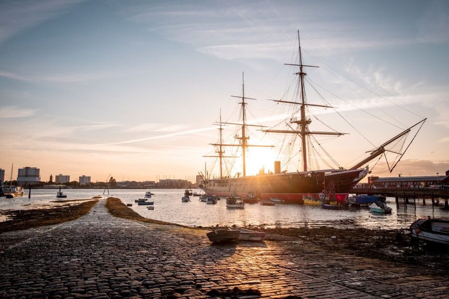 From London: 3-day Isle of Wight & the Southern Coast Tour - Day 3: Portsmouth to Winchester, then gin and Runnymede