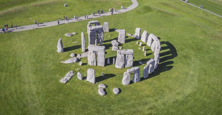 From London: Extended Visit to Windsor Castle and Stonehenge - The coach ride from London: comfort, charging, and fewer hassles